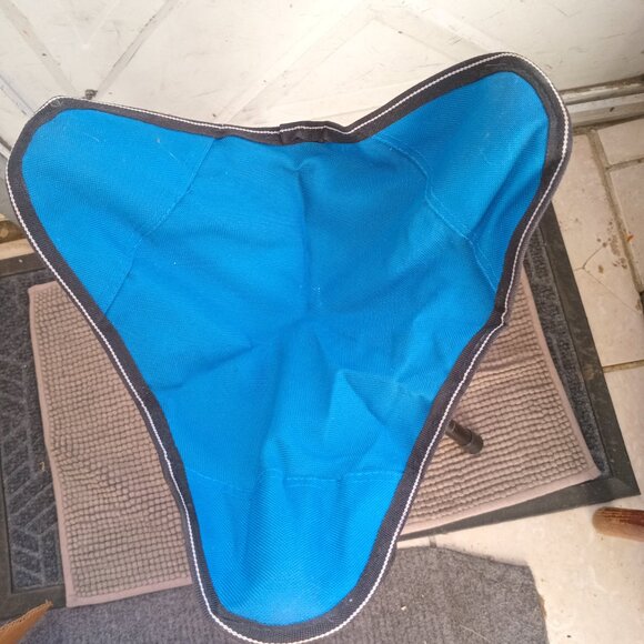 This is a lightweight portable folding seat; Tripod / 3 Legs, ideal for camping - Picture 6 of 10